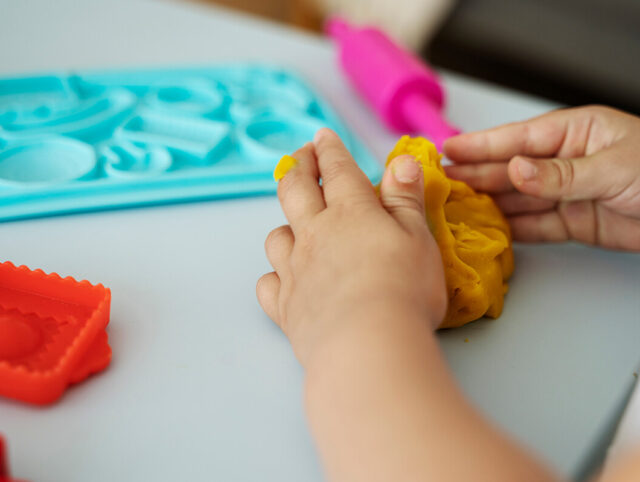 How to help a child express feelings through playdough?